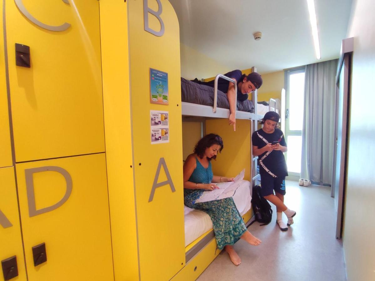 Twentytu Hostel Barcelona Bagian luar foto