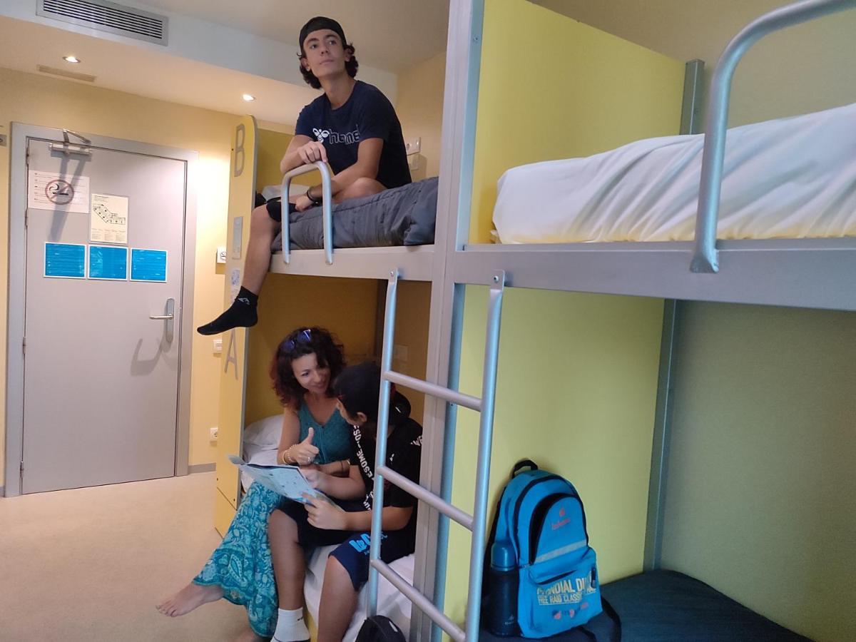 Twentytu Hostel Barcelona Bagian luar foto