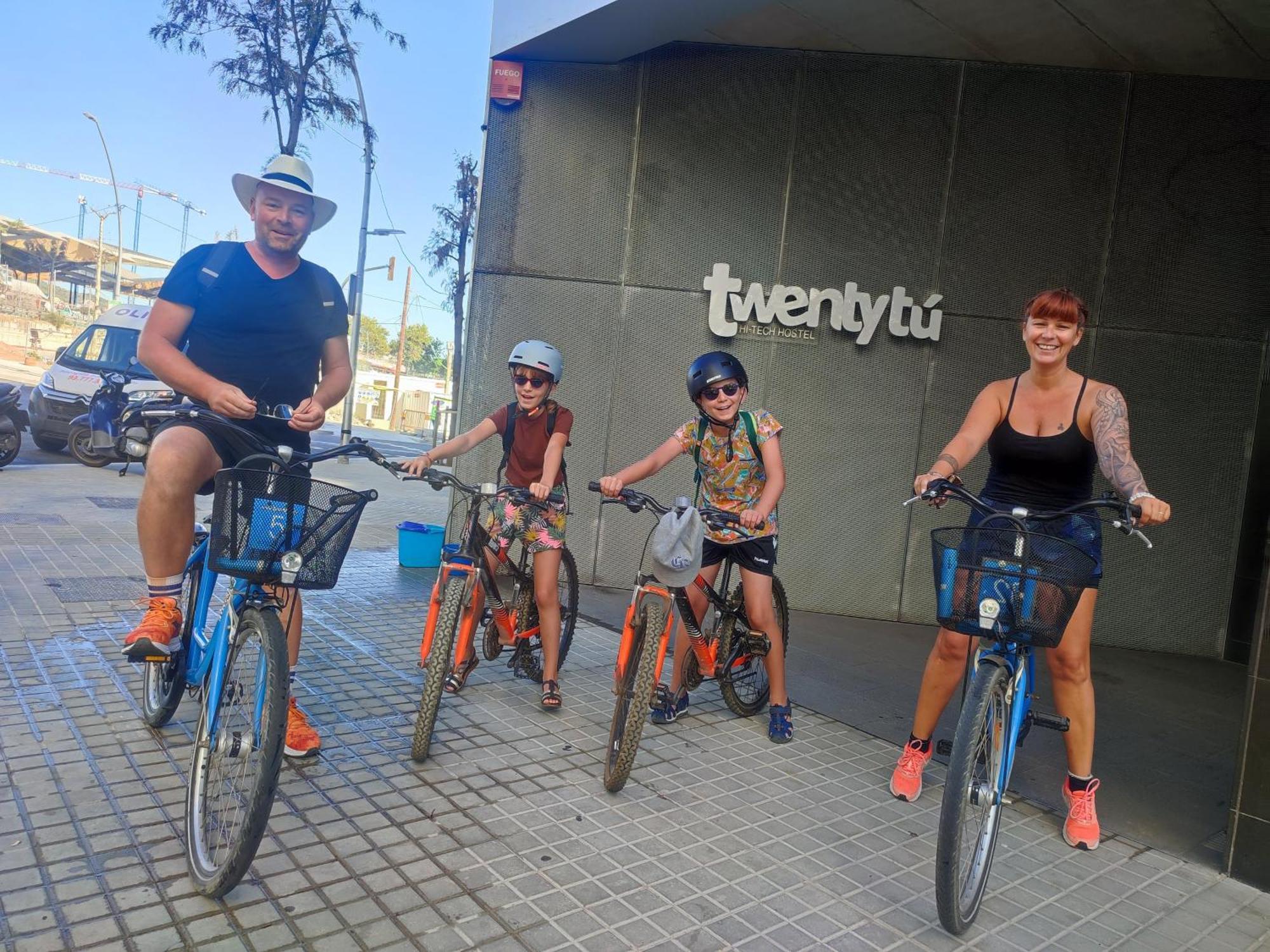 Twentytu Hostel Barcelona Bagian luar foto