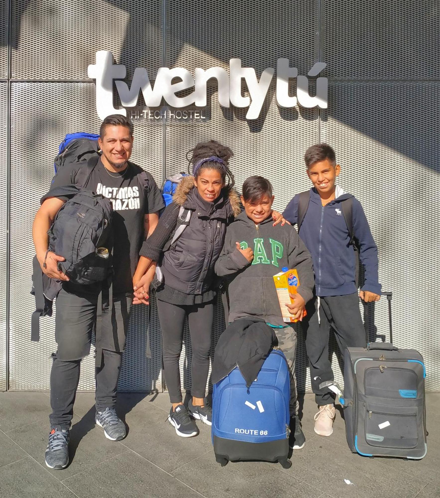 Twentytu Hostel Barcelona Bagian luar foto