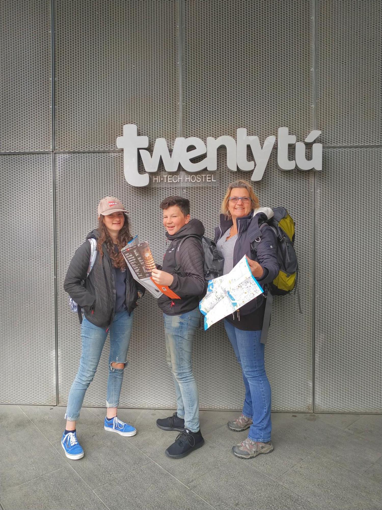 Twentytu Hostel Barcelona Bagian luar foto