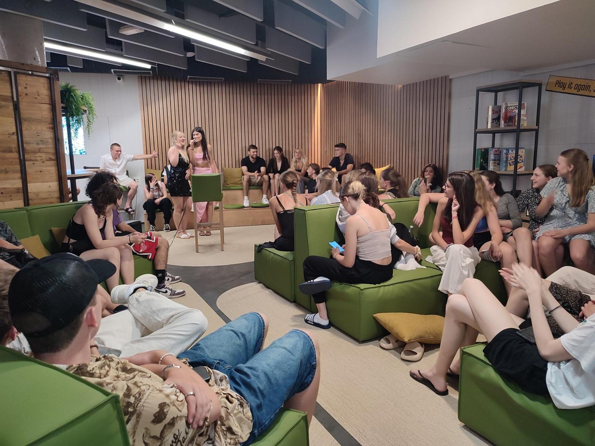 Twentytu Hostel Barcelona Bagian luar foto