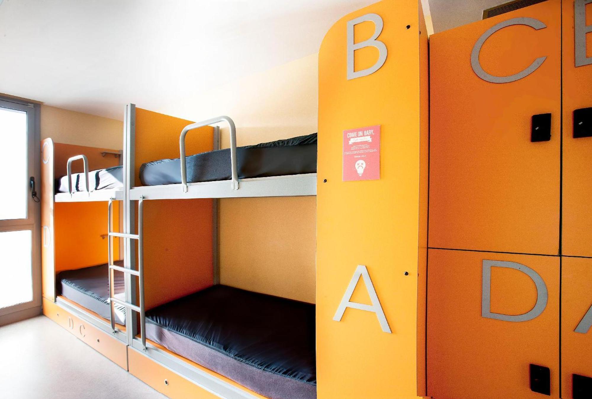 Twentytu Hostel Barcelona Bagian luar foto