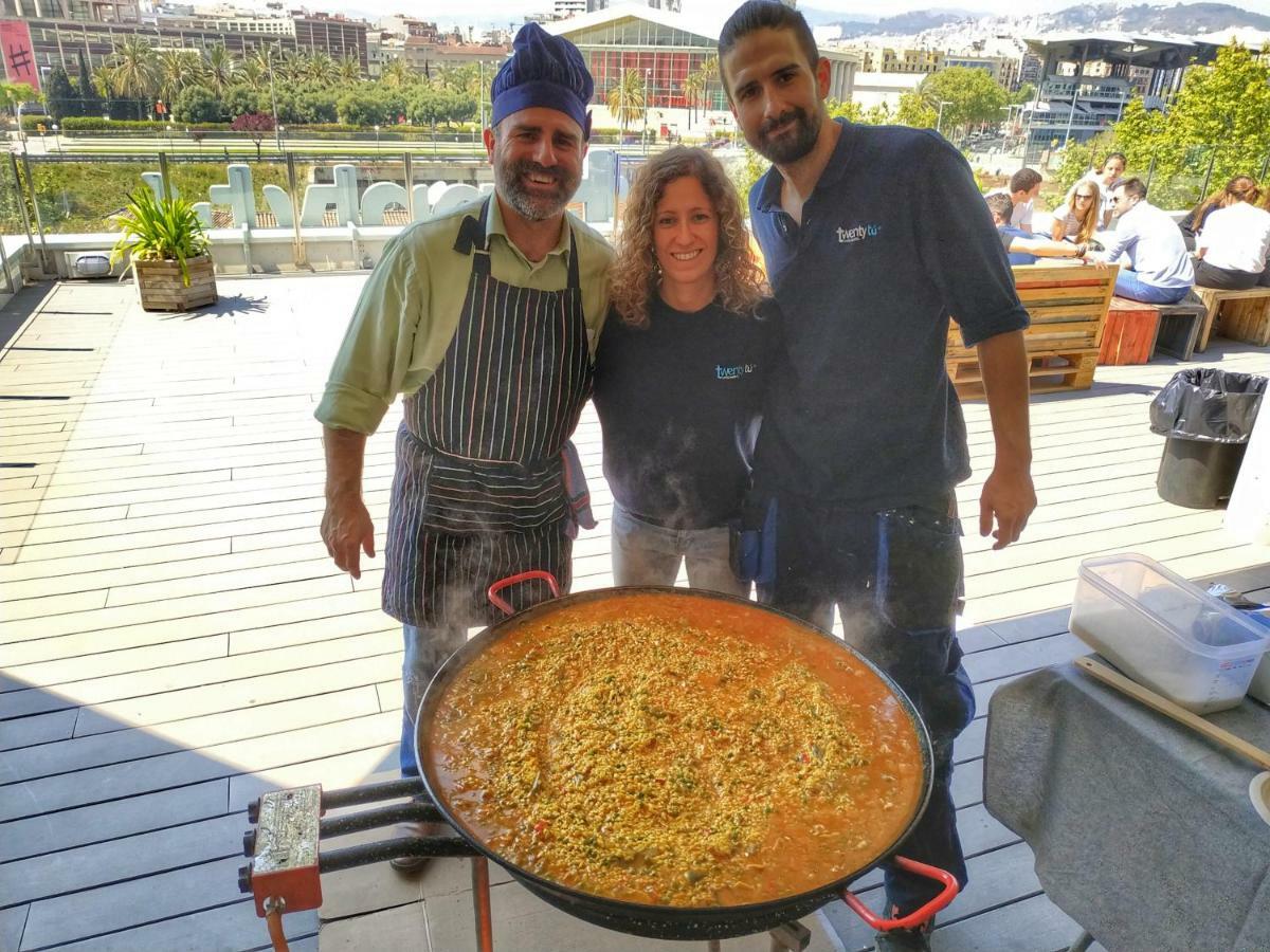 Twentytu Hostel Barcelona Bagian luar foto